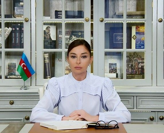Mehriban Əliyevadan Respublika Günü ilə bağlı paylaşım -  FOTO