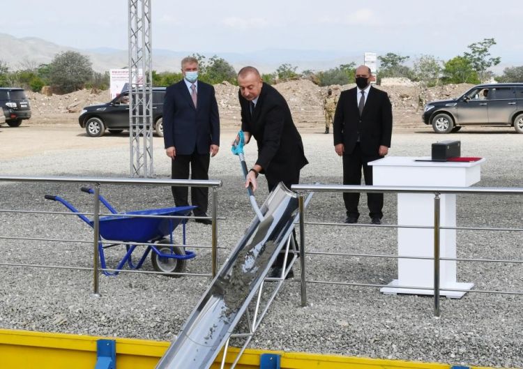 Prezident Ağdamda inşa olunacaq  ilk yaşayış binasının təməlini qoydu - Yenilənib