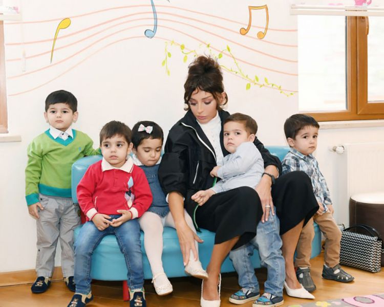 Mehriban Əliyeva uşaqları təbrik etdi -  FOTO