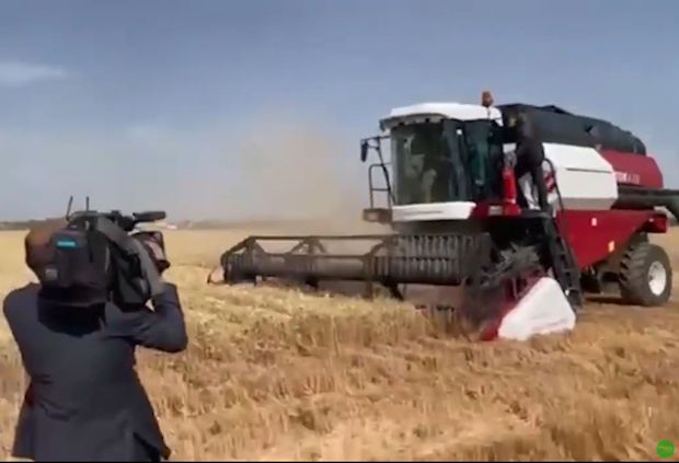 Özbəkistan prezidenti kombayn sürdü –  VİDEO Özbəkistan prezidenti kombayn sürdü –  VİDEO