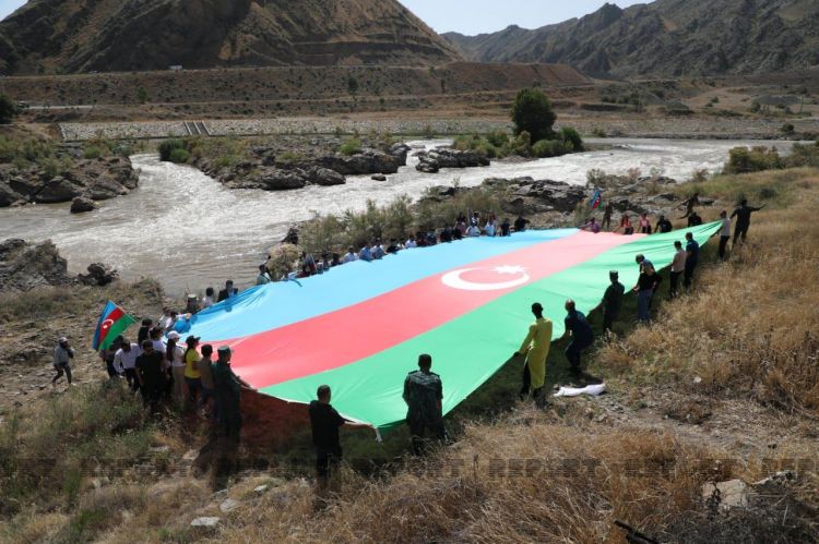 Xudafərində nəhəng bayraq açıldı -  FOTO