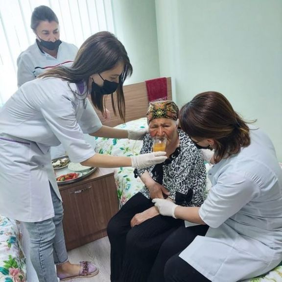 Boğazından kəndirlə taxtaya bağlanan yaşlı qadın dövlət nəzarətindədir – FOTO