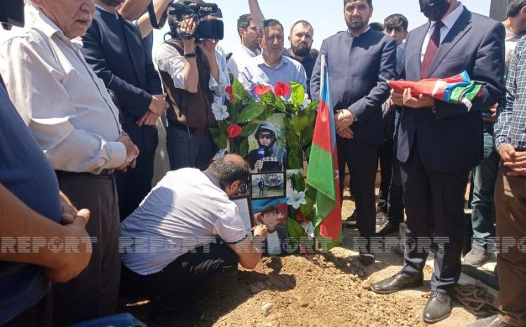 Şəhid jurnalist Məhərrəm İbrahimov torpağa tapşırılıb -  FOTO