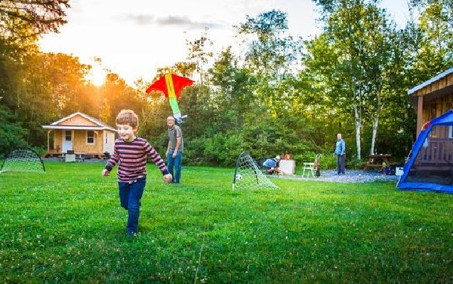 Bakıda parkda daş uşağın üzərinə aşıb