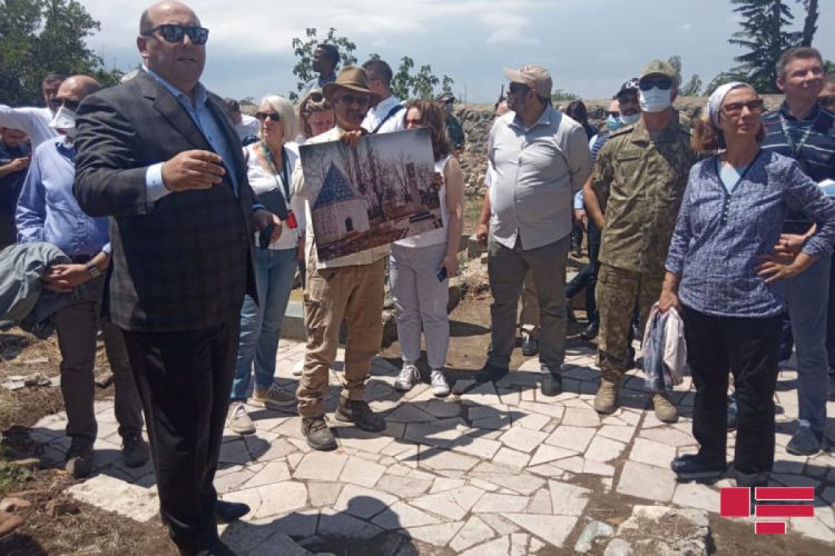 Xarici diplomatlar Ağdamda ermənilər tərəfindən dağıdılmış “İmarət” kompleksinə baş çəkib -  FOTO