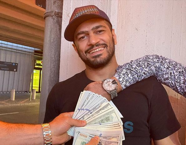 Dolları çölə səpən idmançımız millidən qovuldu - VİDEO Dolları çölə səpən idmançımız millidən qovuldu - VİDEO