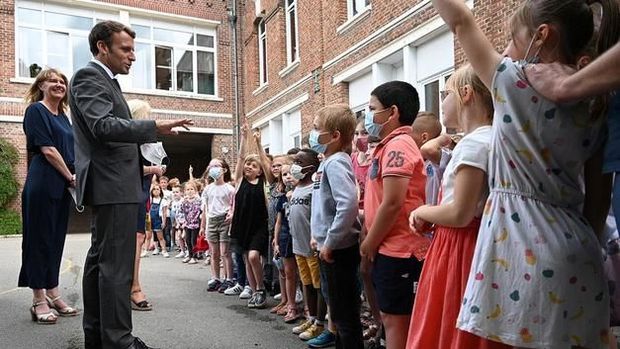 İbtidai sinif şagirdindən Makrona gözlənilməz sual:  “Şillə necə idi?” İbtidai sinif şagirdindən Makrona gözlənilməz sual:  “Şillə necə idi?”