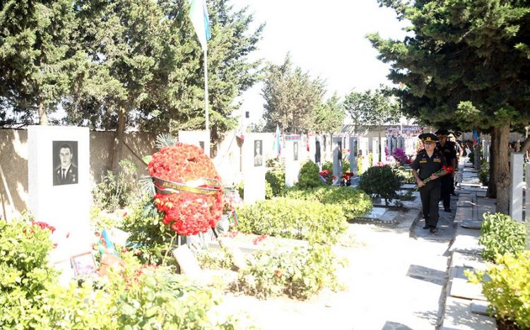 Müdafiə Nazirliyinin nümayəndələri Mübariz İbrahimovun məzarını ziyarət edib Müdafiə Nazirliyinin nümayəndələri Mübariz İbrahimovun məzarını ziyarət edib