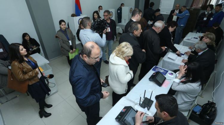 Ermənistanda seçki məntəqələrində səsvermələrdə problemlər yaranıb Ermənistanda seçki məntəqələrində səsvermələrdə problemlər yaranıb
