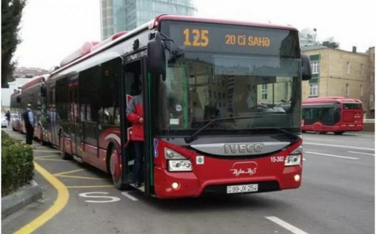 Bakıda iki avtobus toqquşub, yaralılar var -  VİDEO