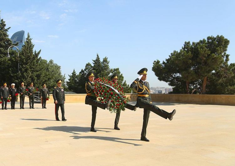 Müdafiə Nazirliyinin rəhbərliyi Fəxri xiyabanı və Şəhidlər xiyabanını ziyarət edib