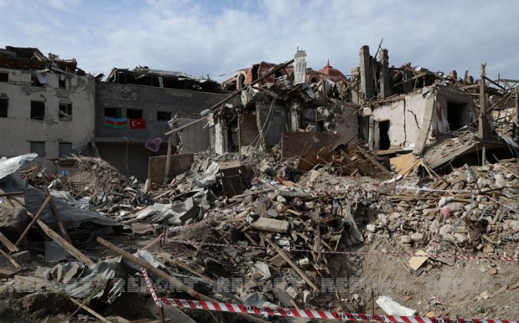 Gəncədə erməni terroru nəticəsində evləri dağılan 12 ailəyə pul ödənilib