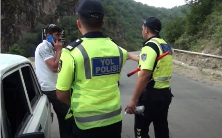 Yol polisi vəzifəli şəxsi sərxoş halda saxladı -  VİDEO