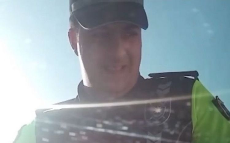 Sürücüdən rüşvət aldığı iddia edilən  polis cəzalandırıldı