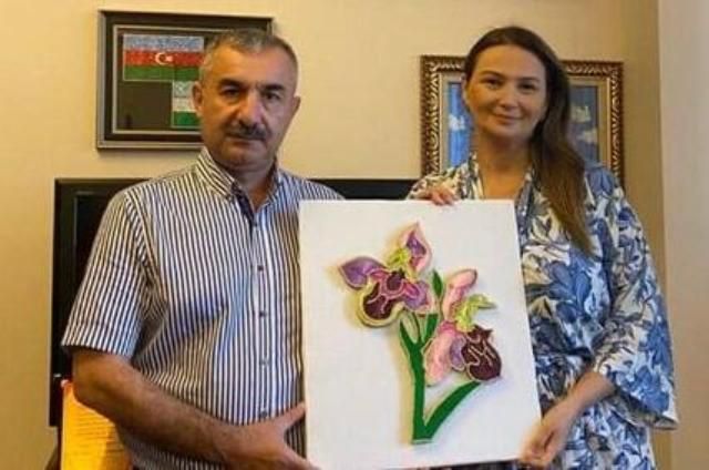 Paşayeva diaspor sədrinə “Xarı bülbül” hədiyyə etdi -  FOTO