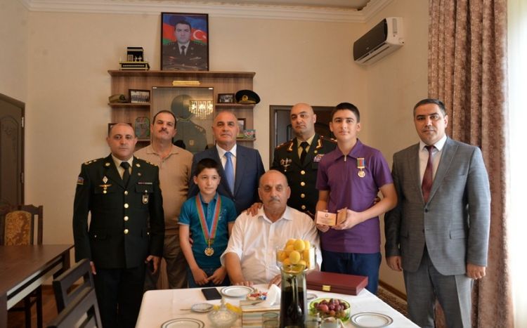 "Zəfər ordeni" Babək Səmidlinin ailəsinə təqdim edilib -  FOTO