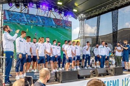 Ukrayna millisi Kiyevdə qəhrəman kimi qarşılandı -  VİDEO Ukrayna millisi Kiyevdə qəhrəman kimi qarşılandı -  VİDEO