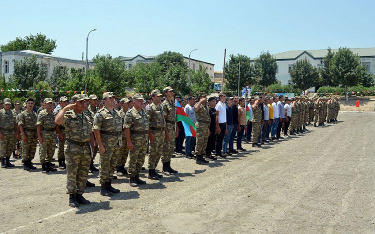 Ehtiyata buraxılan hərbçilərin yola salınması mərasimi keçirilib -  VİDEO