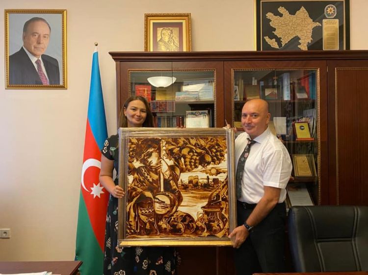 Qənirə Paşayeva yazıçı-publisist Varis Yolçiyevi yubileyi münasibəti ilə təbrik edib