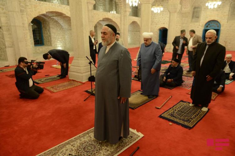 Din xadimləri Şuşada Yuxarı Gövhər Ağa məscidində namaz qılıblar -  FOTO