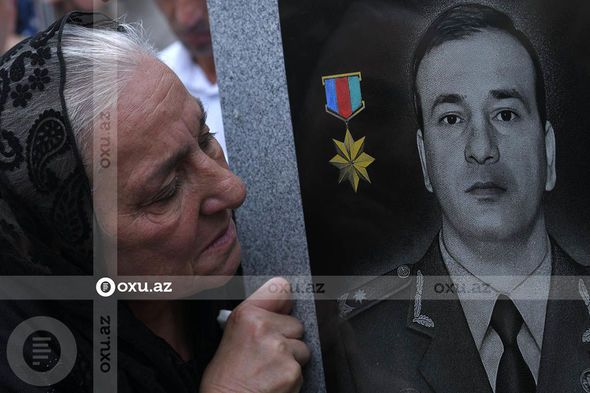 Yüzlərlə insan şəhid generalın məzarı önündə -  FOTOLAR