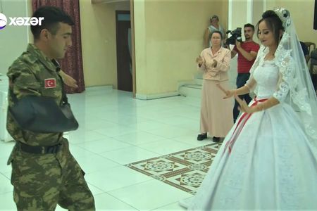 Müharibədə bir qolunu itirən qazimizə dostu toy etdi -  VİDEO