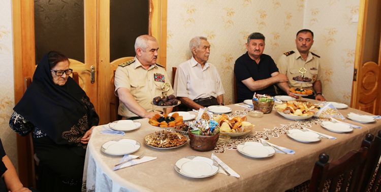 Qurban bayramı münasibətilə şəhid ailələri ziyarət olunub -  FOTO