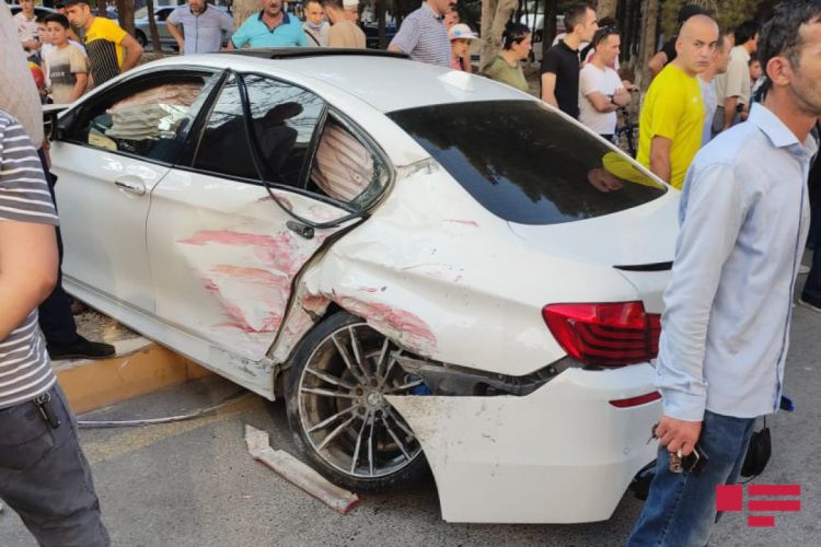 Sumqayıtda qəza:  toy kortejindəki maşın süpürgəçi qadını vurdu - FOTO