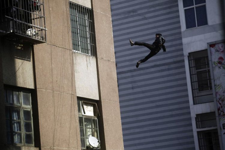 Bakıda yeniyetmə özünü 13-cü mərtəbədən yerə atıb Bakıda yeniyetmə özünü 13-cü mərtəbədən yerə atıb