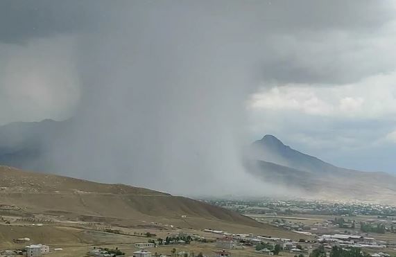 Türkiyədə sel öncəsi nadir təbiət hadisəsi qeydə alınıb - VİDEO Türkiyədə sel öncəsi nadir təbiət hadisəsi qeydə alınıb - VİDEO