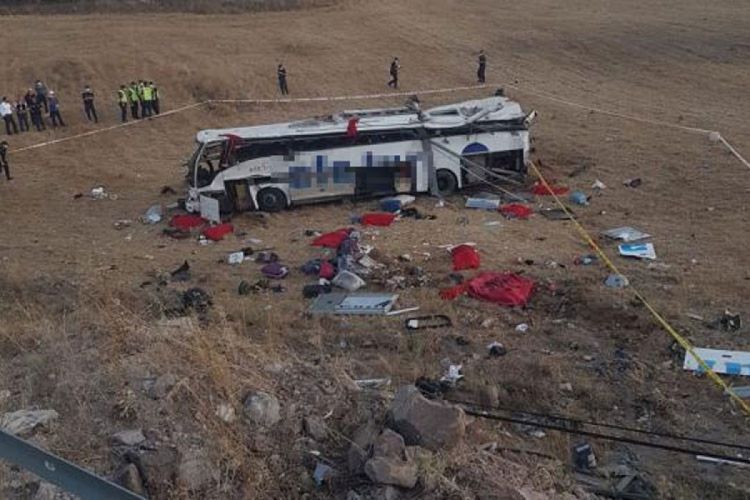 Türkiyədə sərnişin avtobusu qəzaya uğrayıb, 14 nəfər ölüb -  FOTO - VİDEO Türkiyədə sərnişin avtobusu qəzaya uğrayıb, 14 nəfər ölüb -  FOTO - VİDEO