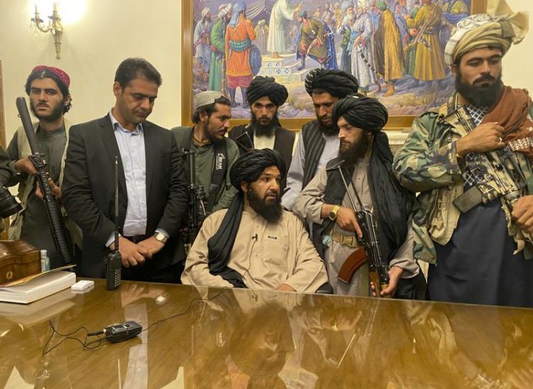 “Taliban” əhaliyə vaxt qoydu: Avtomobil, silah-sursat təhvil verilməlidir