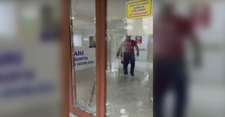 Bakıda poliklinikanın şüşəsi sındırılıb, həkimlərə xəsarət yetirilib - VİDEO
