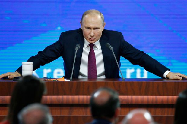 Putin iclasda çıxardığı qəribə səslə gündəm oldu -  VİDEO