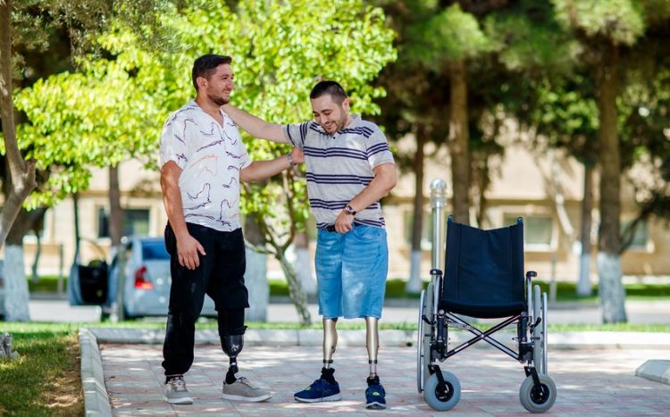 Daha iki qazi yüksək texnologiyalı protezlərlə təmin edilib -  FOTO