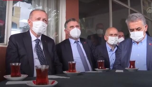 Ərdoğan kafedə sakinlərlə çay içdi -  VİDEO