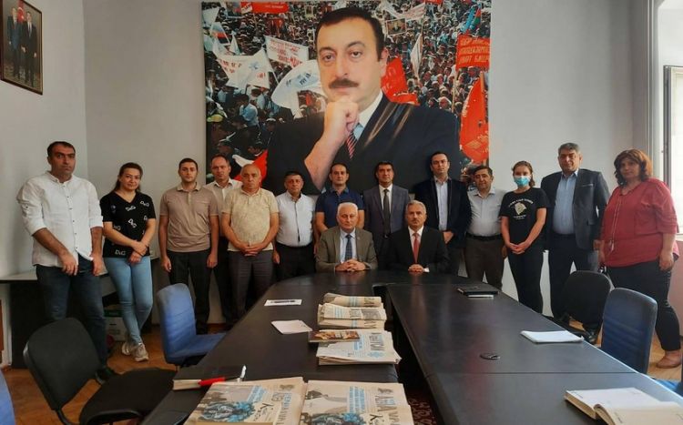 “Yeni Azərbaycan” qəzetinin yeni baş redaktoru kollektivə təqdim olundu -  FOTO