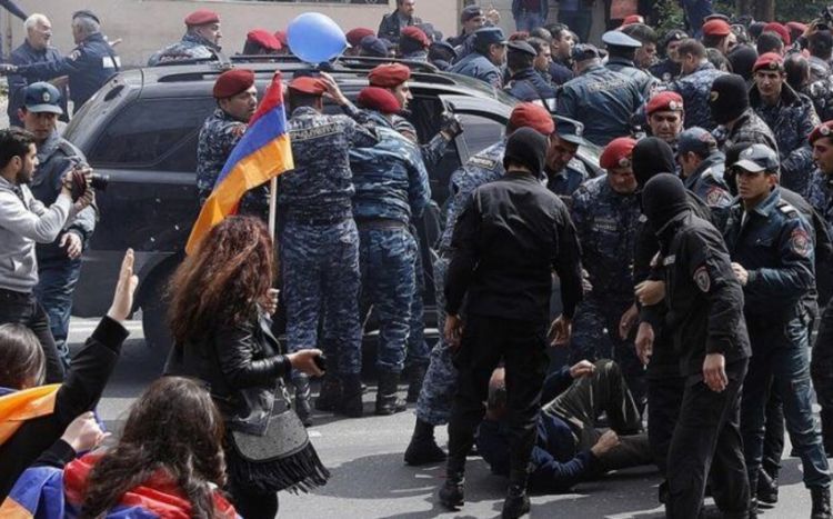 Ermənistanda etirazçılarla polis arasında qarşıdurma olub