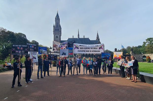 Haaqada Anım Günü ilə bağlı “səssiz” yürüş keçirilib Haaqada Anım Günü ilə bağlı “səssiz” yürüş keçirilib