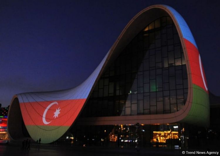 Heydər Əliyev Mərkəzi Azərbaycan bayrağı ilə işıqlandırıldı -  FOTO
