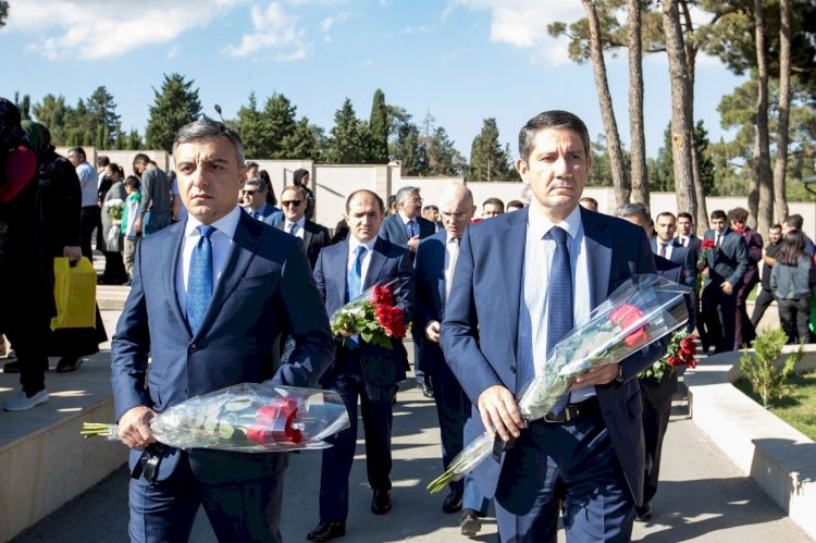 Nazirliyinin kollektivi İkinci Şəhidlər xiyabanını ziyarət edib -  FOTO