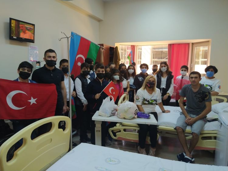 İstanbuldakı Mübariz İbrahimov adına məktəbin şagirdləri qazilərimizi ziyarət ediblər İstanbuldakı Mübariz İbrahimov adına məktəbin şagirdləri qazilərimizi ziyarət ediblər