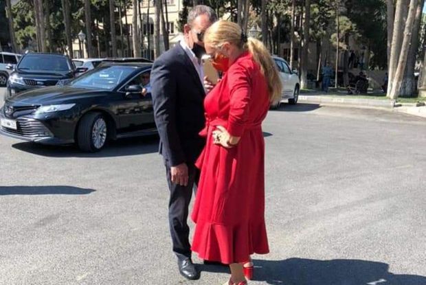 Anım Günündə al qırmızı geyinən  Mehriban Qaralova kimdir? - FOTO