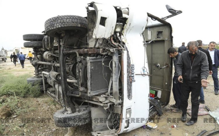 Abşeronda sərnişin avtobusu aşıb, xəsarət alanlar var