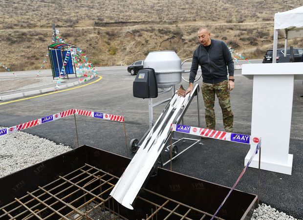 İlham Əliyev yeni avtomobil yolunun təməlini qoydu - FOTO