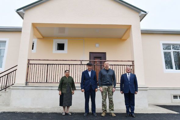 Prezident Tərtərdə ermənilərin dağıtdığı evin əvəzinə tikilən yeni evdə -  FOTO