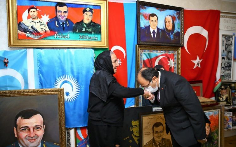 Türkiyə səfiri Polad Həşimovun anasının əlini öpdü -  FOTO