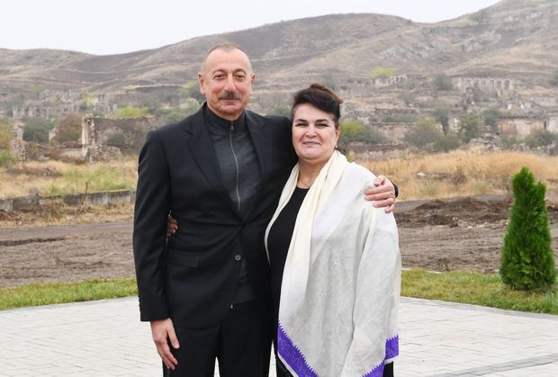 “Dəmir yumruğ”u öpmək istəyən xanəndə  DANIŞDI