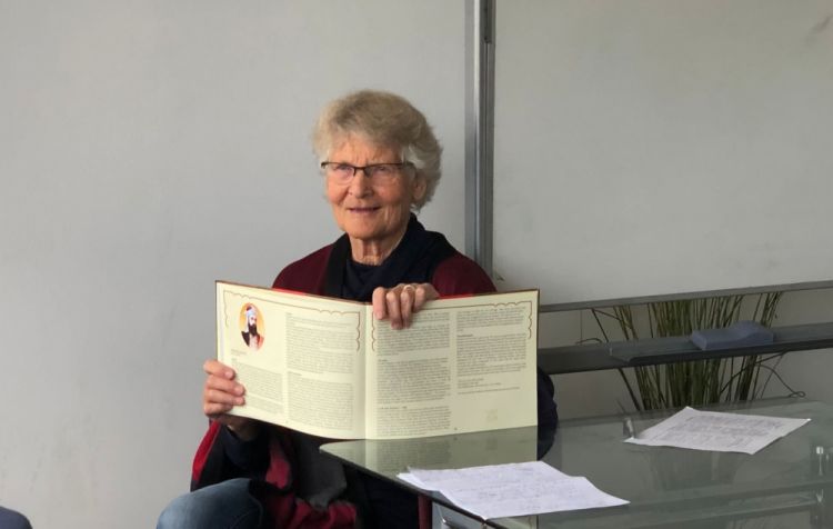 Norveçli yazıçı məktəblilərə Nizami Gəncəvinin əsərlərindən danışıb -  FOTO Norveçli yazıçı məktəblilərə Nizami Gəncəvinin əsərlərindən danışıb -  FOTO