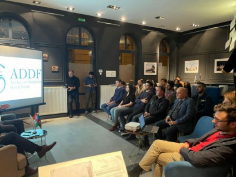 Budapeştdə gənc soydaşlarımızla görüş keçirilib -  FOTO